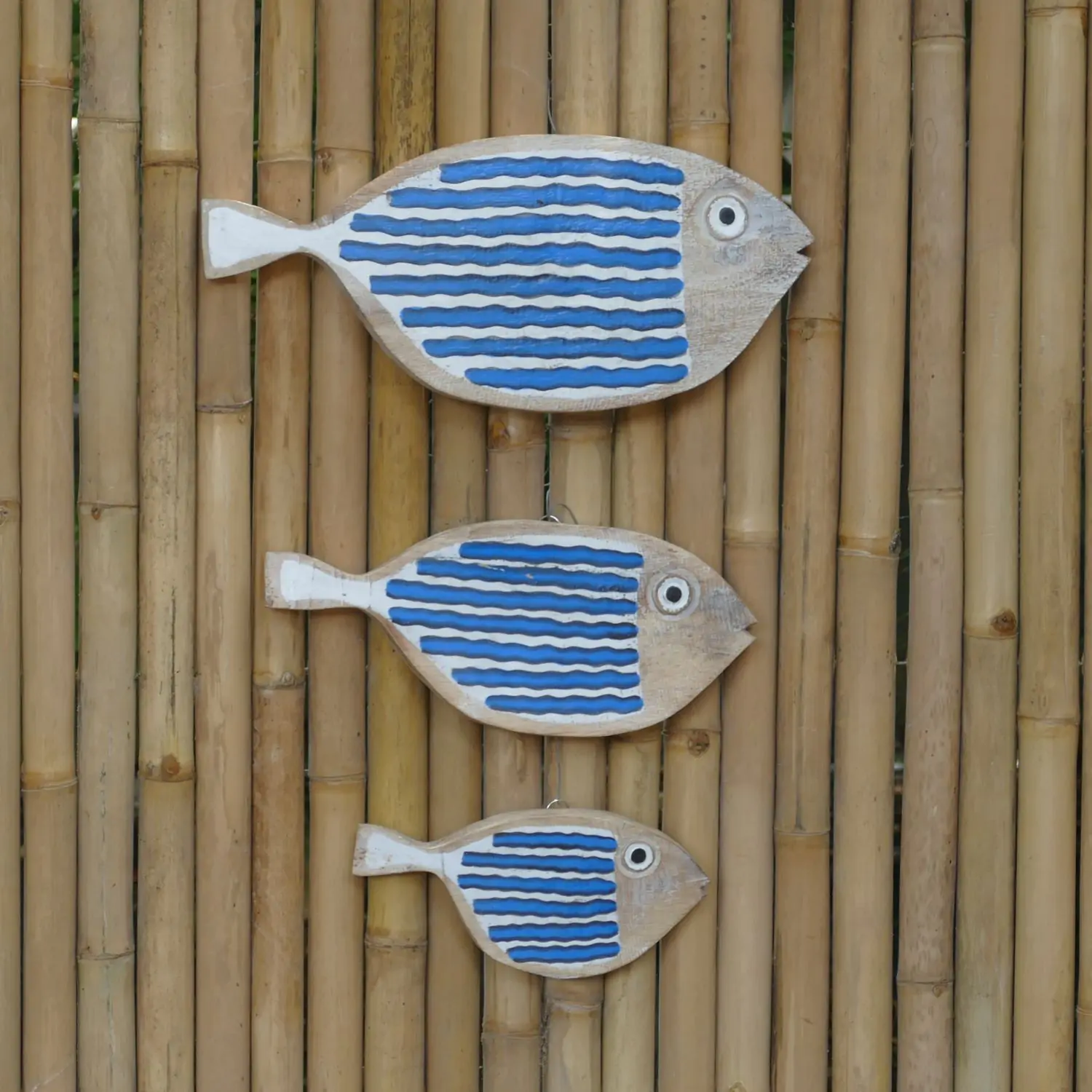  Product image 2 of the product “Fish shape to hang (abstract), made of wood, set of 3 in different blue colors. Size L: 50x22x3cm H, Size M:40x18x3cm H, Size S: 29x14x3cm H. ”